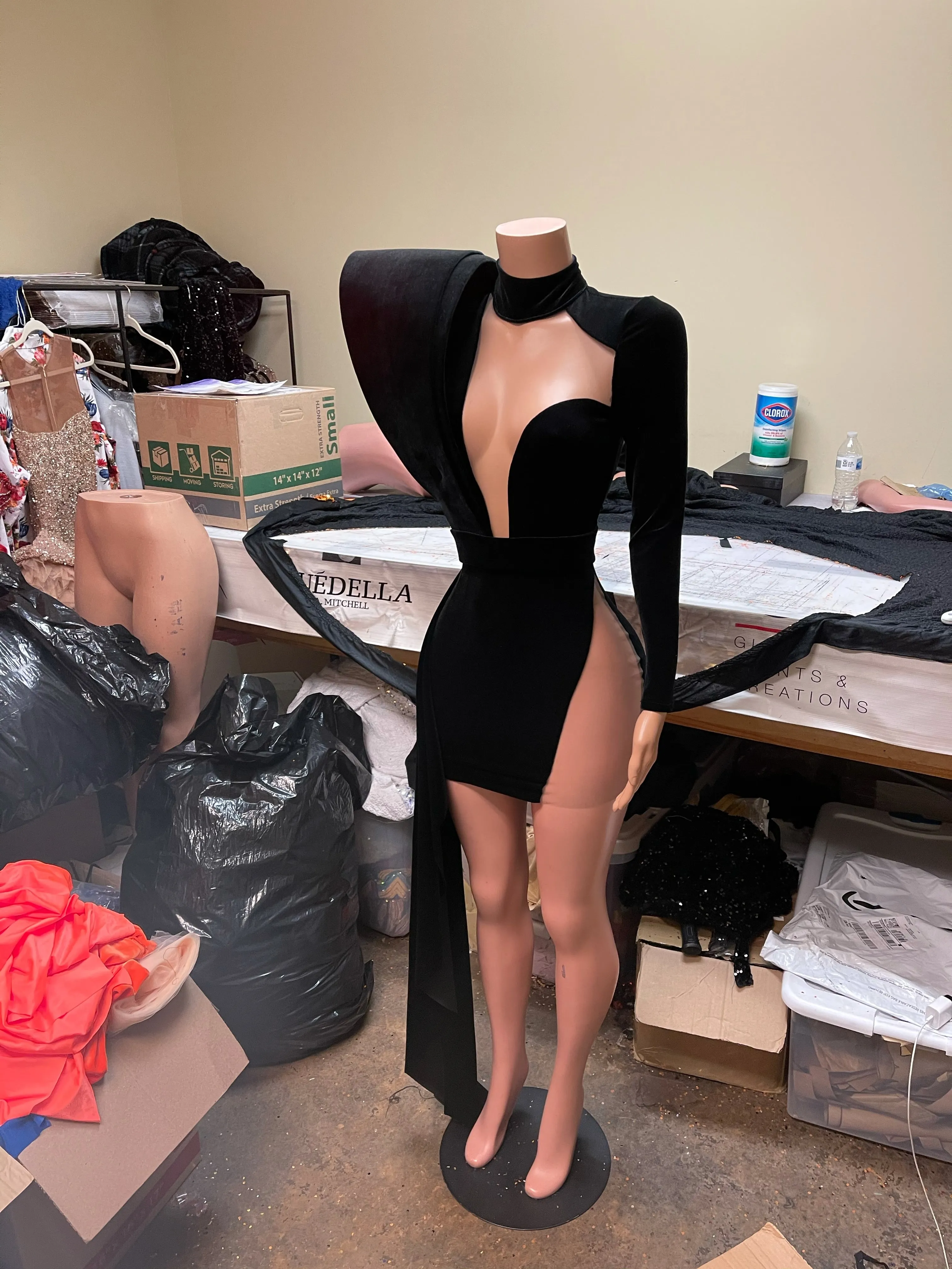 Velvet Structure Shoulder Mini Dress