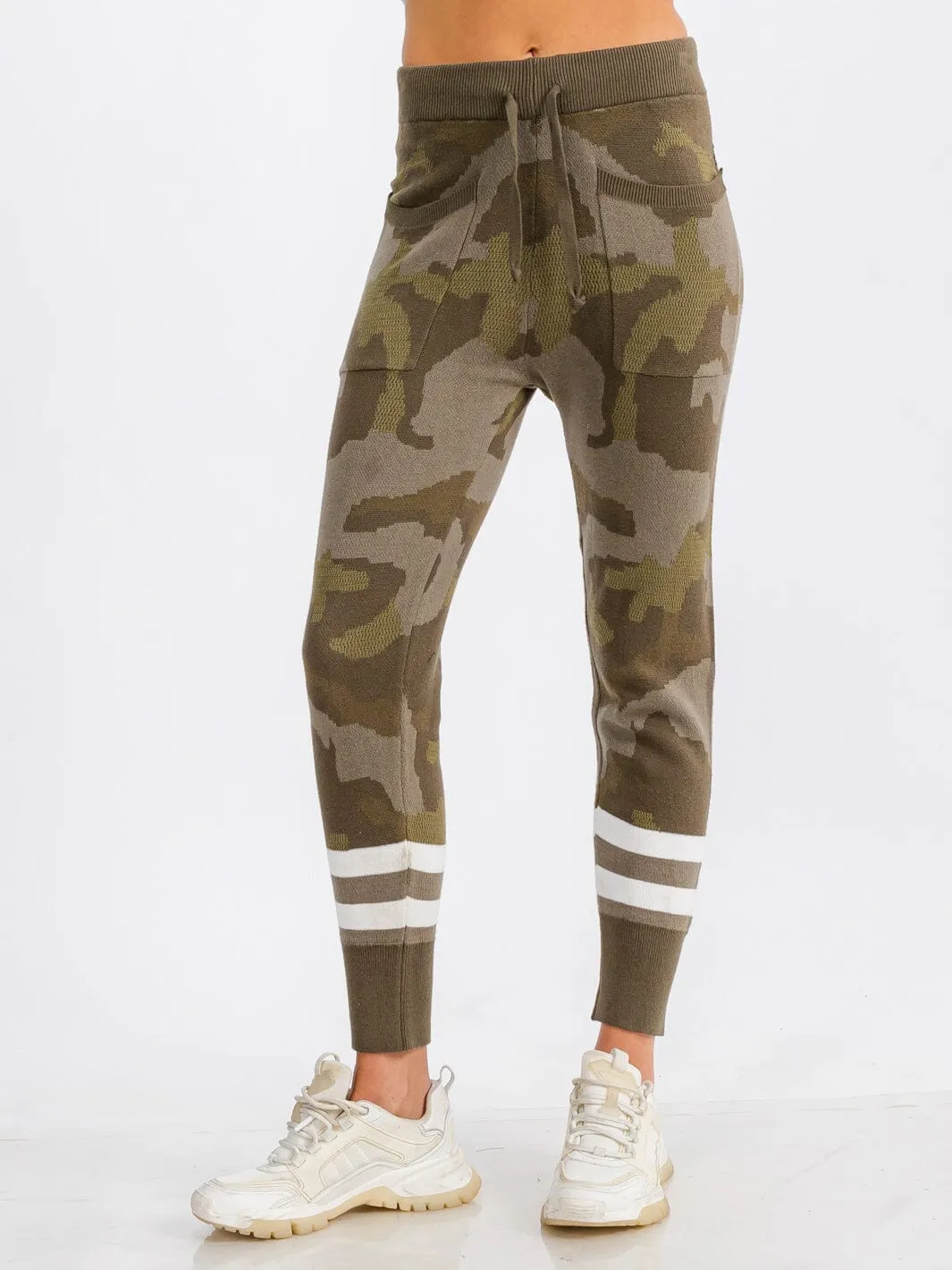 WOMEN'S ELASTIC WAIST FRONT POCKET CAMO PRINT SWEATPANTS