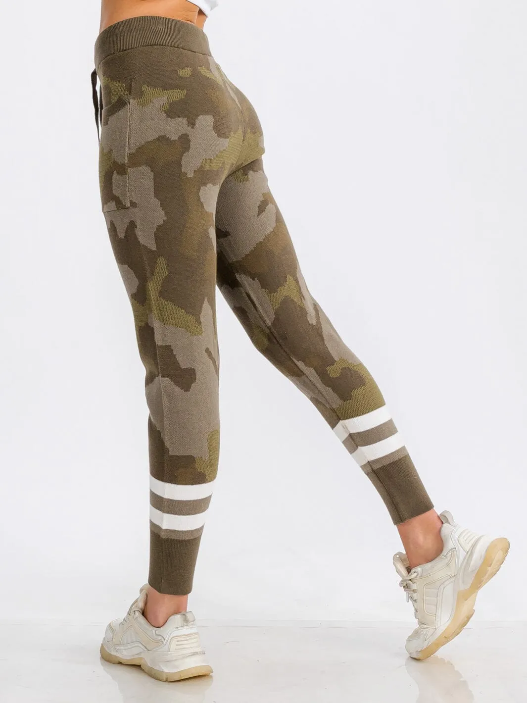 WOMEN'S ELASTIC WAIST FRONT POCKET CAMO PRINT SWEATPANTS